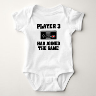 Spieler 3 hat das Babyjungen-Shirt des Spiels Baby Strampler