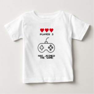 Spieler 3 hat sich dem Spiel-Matching-Outfit anges Baby T-shirt