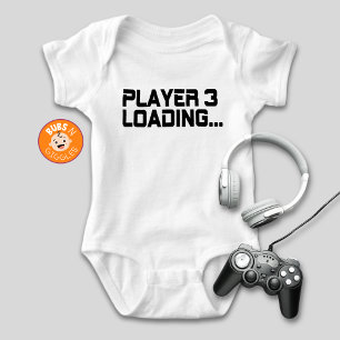 Spieler 3 wird geladen Schwangerschaftsankündigung Baby Strampler