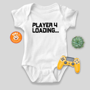 Spieler 4 lädt Schwangerschaftsankündigung der Gam Baby Strampler