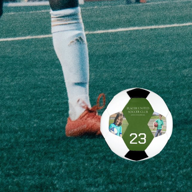 Spieler zwei Fotos halten fest Fußball (Von Creator hochgeladen)