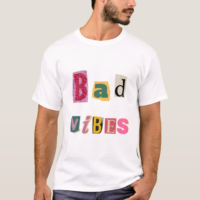 spielerische Kunst "Bad Vibes": Fettdruck Typograf T-Shirt (Vorderseite)