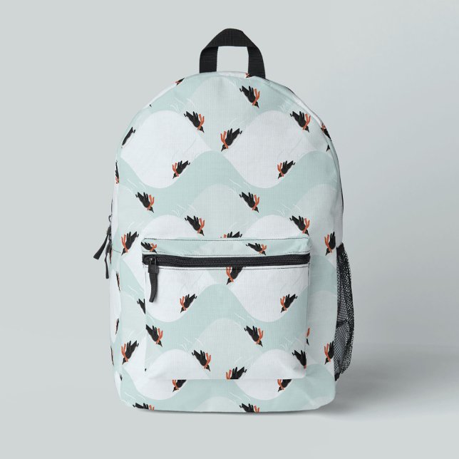 Spielerische Pinguine, die auf dem Schneepattern g Bedruckter Rucksack (Penguins sledding in the snow patterned backpack)