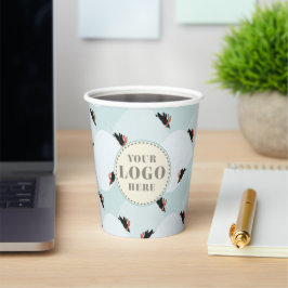 Spielerische Pinguine, die auf dem Schneepattern g Pappbecher