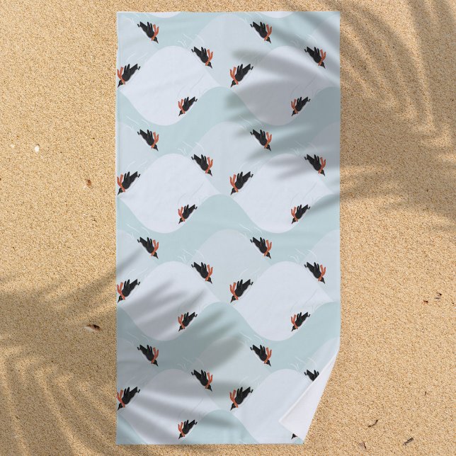 Spielerische Pinguine, die auf dem Schneepattern g Strandtuch (Penguins Sledding Pattern Beach Towel)