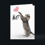 spielerische Tabby-Katze für 80. Geburtstagskarte Karte<br><div class="desc">Graue Tabby-Katze mit rosa Herzballon zum 80. Geburtstag auf weißem Hintergrund.
Hintergrundfarbe kann geändert werden</div>
