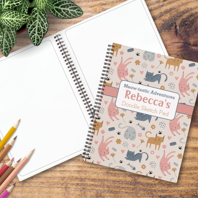 Spielerisches Cat Doodle Muster Meow-tastic Advent Notizbuch (Introducing a delightful sketchbook for kids featuring a playful cat pattern with custom name.)