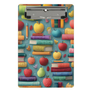 Spielerisches Design mit Büchern und Apple Mini Klemmbrett