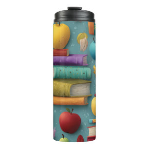 Spielerisches Design mit Büchern und Apple Thermosbecher
