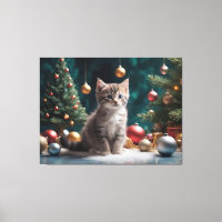 Spielerisches Weihnachtskätzchen am Baum mit Ornam