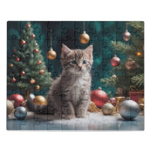 Spielerisches Weihnachtskätzchen am Baum mit Ornam