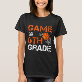 Spielspass auf dem sechsten Basketball-Platz T-Shirt