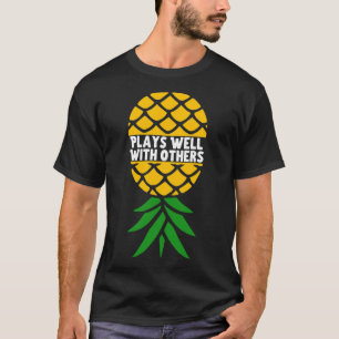 Spielt gut mit anderen auf den Kopf Ananas Esse T-Shirt