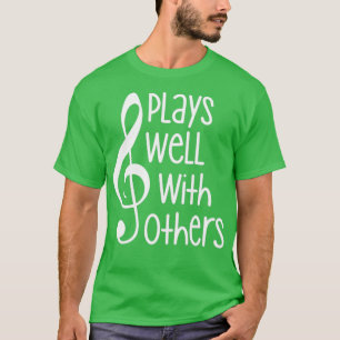 Spielt gut mit anderen Treble Clef Music Lover  T-Shirt