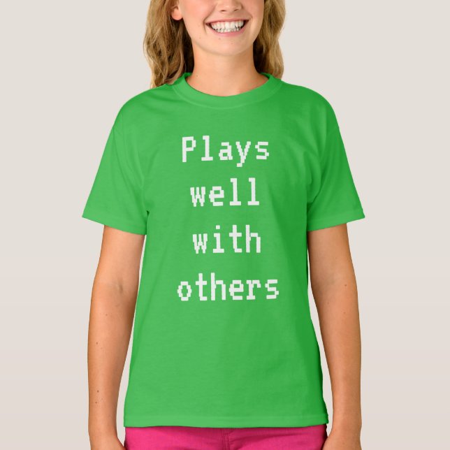 Spielt gut mit dem T - Shirt anderer Mädchen (Vorderseite)