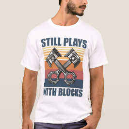 Spielt immer noch lustige Mechanik mit Bausteinen T-Shirt