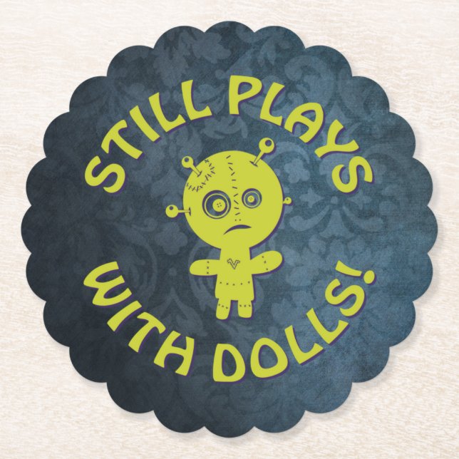 SPIELT IMMER NOCH MIT DOLLS! UNTERSETZER (Vorderseite)