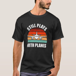 Spielt immer noch mit Flugzeugen, lustiger Pilot, T-Shirt