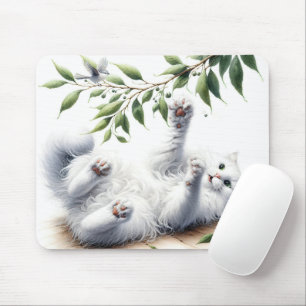 Spielvolle weiße Katze mit Baumzweig Mousepad