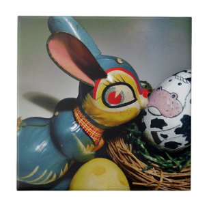 Spielzeug-Kaninchen und Kuhei Fliese