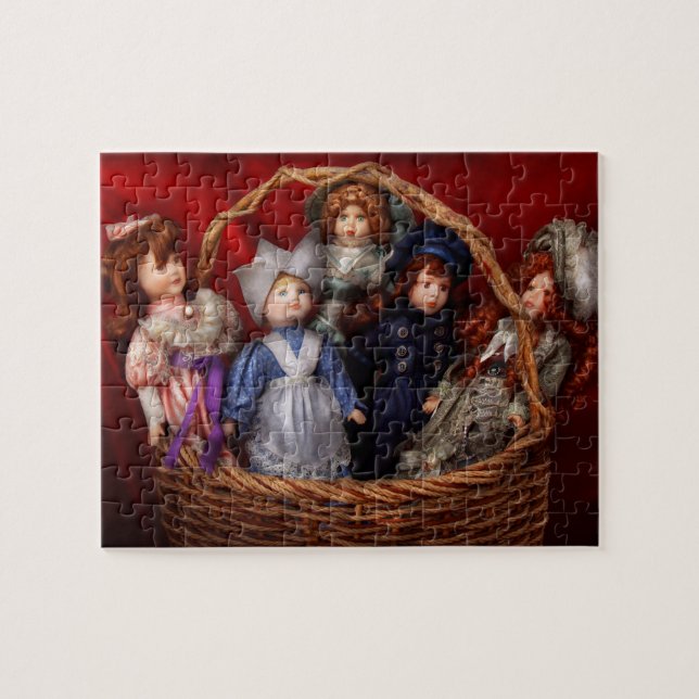 Spielzeug - Puppen - Ein Körbchen mit Viktorianisc Puzzle (Horizontal)