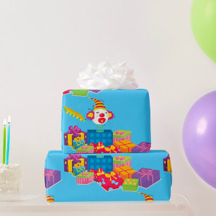 Spielzeugclown in einem Karton Geschenkpapier