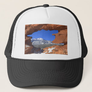 Spiess-Spitze durch Sandstein-Loch 01 Truckerkappe