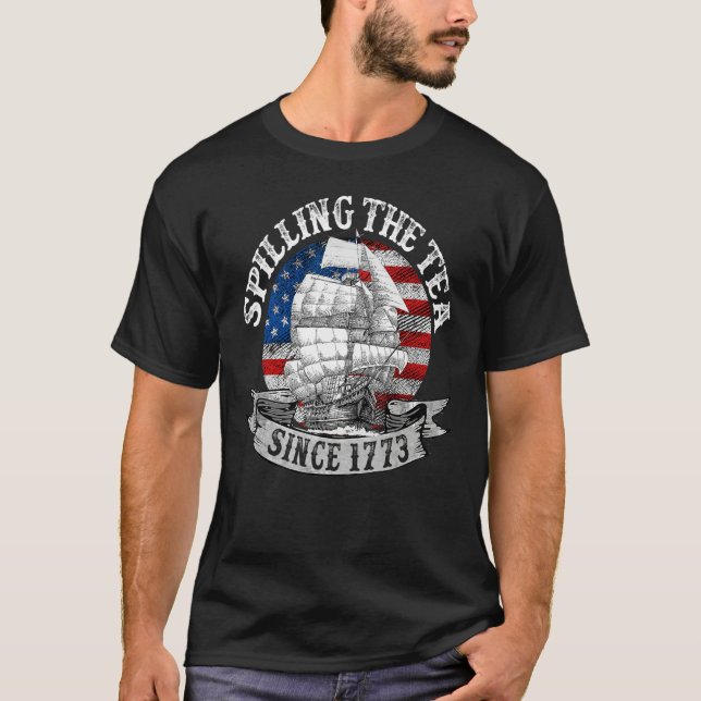 Spilling The Tea Since 1773 Patriotic 4th Of July  T-Shirt (Vorderseite)