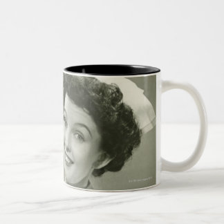 Spionierende Krankenschwester Zweifarbige Tasse