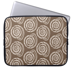 Spiral Seashell Block Print, Taupe Tan und Creme Laptopschutzhülle
