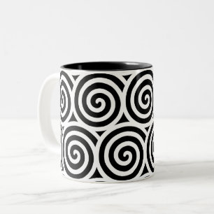 Spiralkreise wirbeln auf Schwarz und Weiß Zweifarbige Tasse