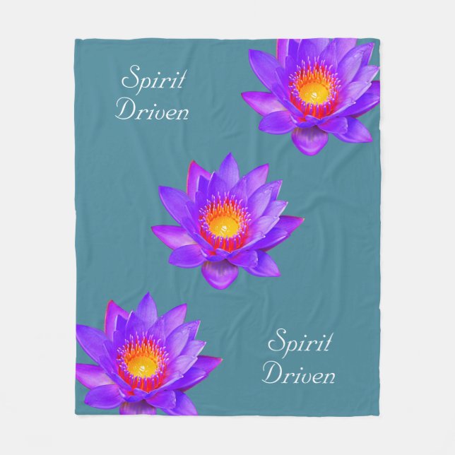 Spirit Driven Lotus Blume auf Bluish Aquamarin Fleecedecke (Vorderseite)