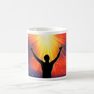 Spirituelle Männer-Silhouette mit erhobenen Armen Kaffeetasse