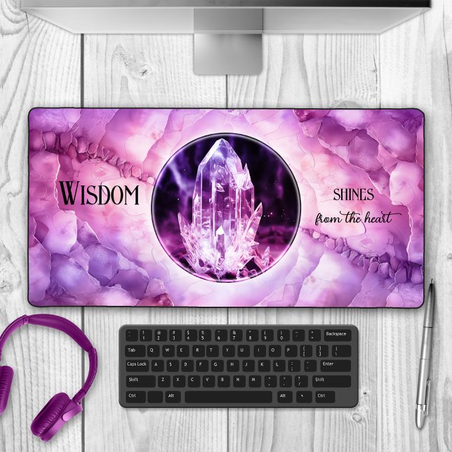 Spirituelles Amethyst Crystal Geode Foto Schreibtischunterlage (Desk mat featuring a purple pink amethyst crystal geode design with your own photo and quote)