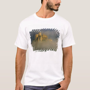 Spissky hrad im Nebel, Slowakei 2 T-Shirt