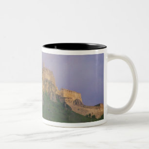 Spissky hrad im Nebel, Slowakei Zweifarbige Tasse
