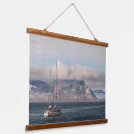 Spitsbergen Svalbard Sailboat Wandteppich Mit Holzrahmen