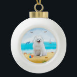 spitz Dog on Beach Keramik Kugel-Ornament<br><div class="desc">Ein spitzer Hund,  der am Strand sitzt,  ist eine gute Geschenkidee für jemanden,  der diese Hundezüchtung Liebe hat.</div>