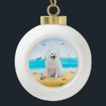 spitz Dog on Beach Keramik Kugel-Ornament<br><div class="desc">Ein spitzer Hund,  der am Strand sitzt,  ist eine gute Geschenkidee für jemanden,  der diese Hundezüchtung Liebe hat.</div>