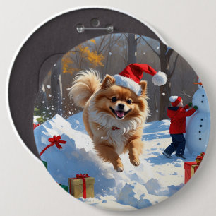 Spitz läuft im Schnee mit Weihnachtshut Button