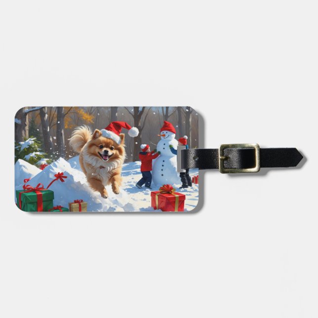Spitz läuft im Schnee mit Weihnachtshut Gepäckanhänger (Vorderseite horizontal)