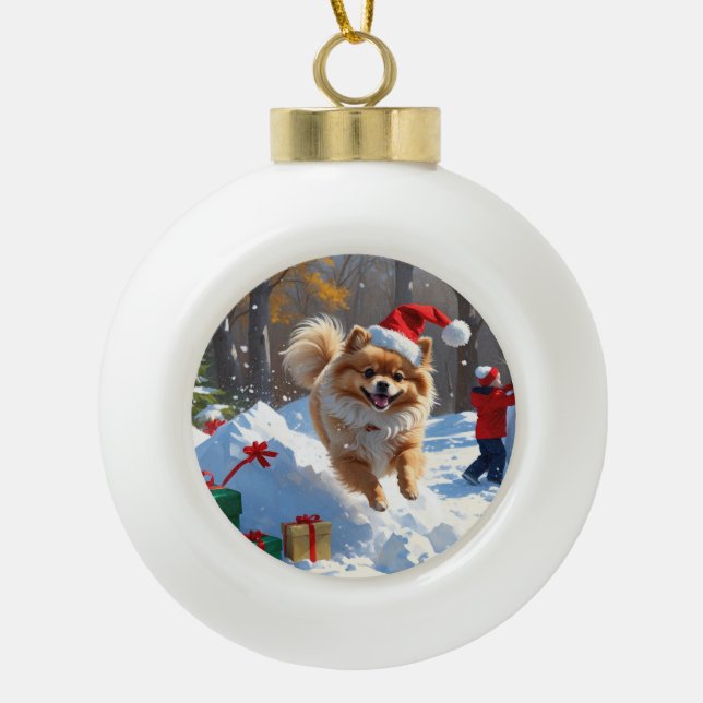 Spitz läuft im Schnee mit Weihnachtshut Keramik Kugel-Ornament (Vorderseite)