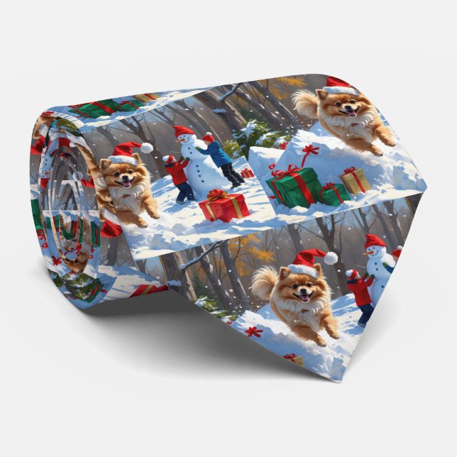 Spitz läuft im Schnee mit Weihnachtshut Krawatte (Gerollt)