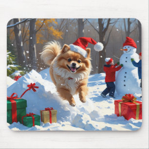 Spitz läuft im Schnee mit Weihnachtshut Mousepad