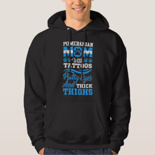 Spitz Mama mit Tattoos Hübsche Augen und dick Hoodie