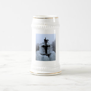 Spitze eines gefrorenen Springbrunnens Bierglas