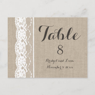 Spitze in Weiß auf Burlap-Tischnummer Postkarte