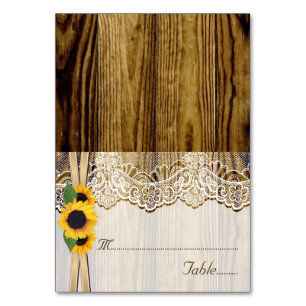 Spitze und Sonnenblumen auf Holztischkarten für di Tischnummer