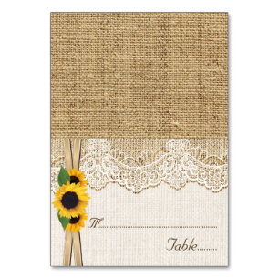 Spitze und Sonnenblumen auf Jute-Hochzeitsplatzkar Tischnummer