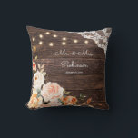 Spitzen, Streichleuchten, Blush & Peach Floral Kissen<br><div class="desc">Machen Sie Ihre Hochzeitsfeiern mit diesem blumenrosa & pfirsichfarbenen,  holz,  spitze und schnüren Lichter Hochzeitscreme Monogramm individuelles Werftkissen zu einem Teil Ihrer Wohngestaltung.</div>